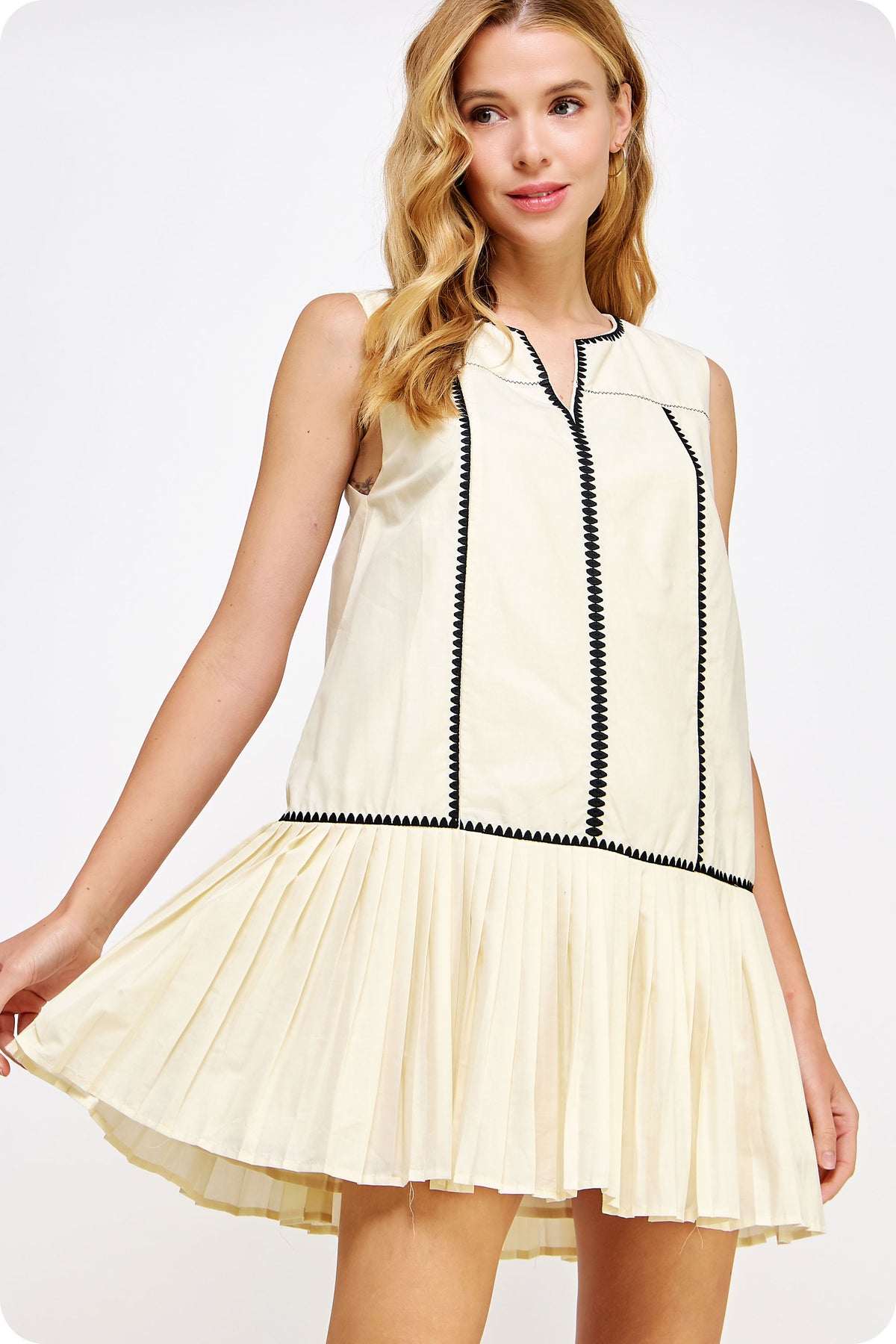 CONTRAST EMBROIDERED SLEEVELESS PLEATED MINI DRESS