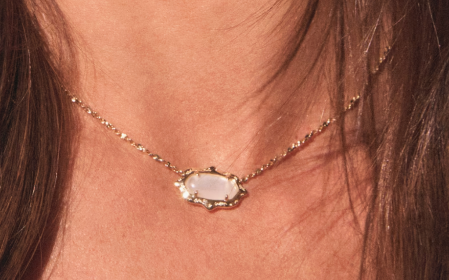 ELISA SCALLOP FRAME SHORT PENDANT NECKLACE GOLD NATURAL MOTHER OF PEARL